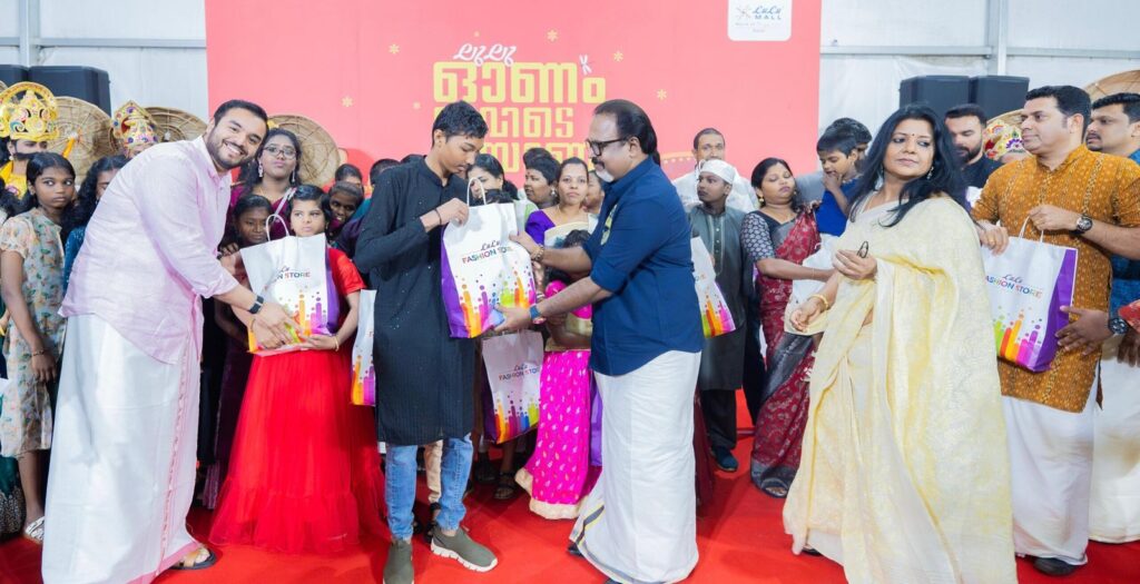 ഭിന്നശേഷി കുട്ടികൾക്കൊപ്പം ഓണം ആഘോഷിച്ച് കൊച്ചി ലുലുമാളിലെ ജീവനക്കാർ; കുരുന്നുകൾക്കായി പഴയിടത്തിന്റെ സദ്യവട്ടവും