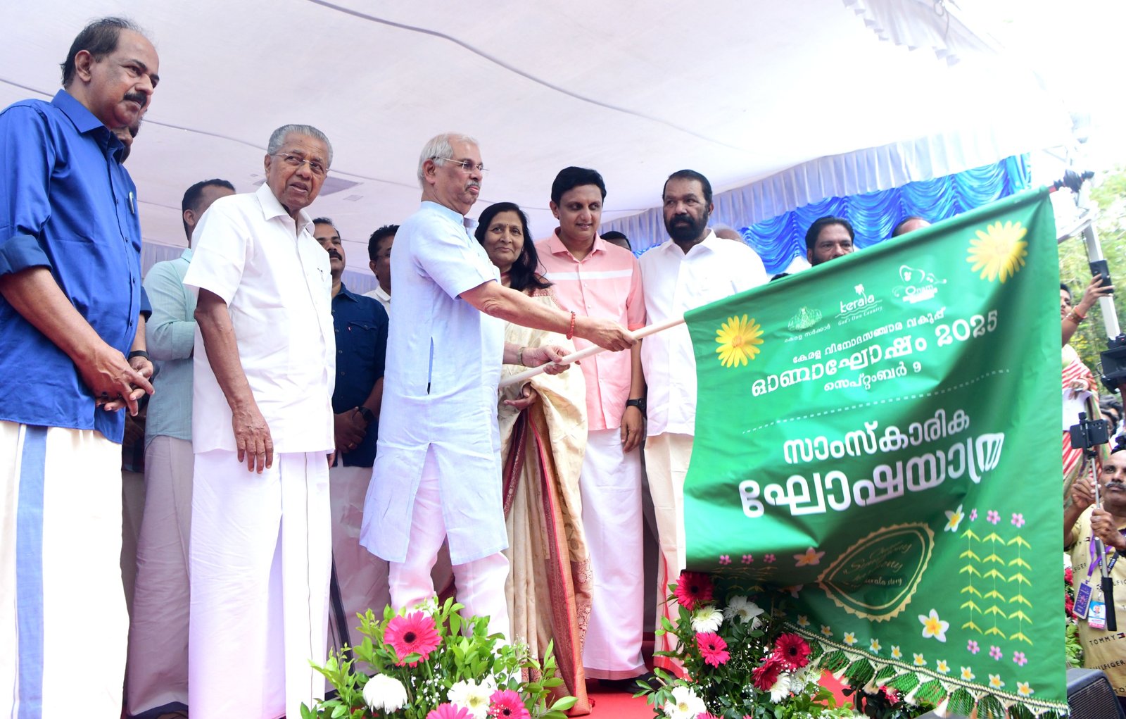 തലസ്ഥാനത്ത് കാഴ്ചവിരുന്ന്, അറുപതോളം നിശ്ചലദൃശ്യങ്ങൾ; വൻ ഘോഷയാത്ര