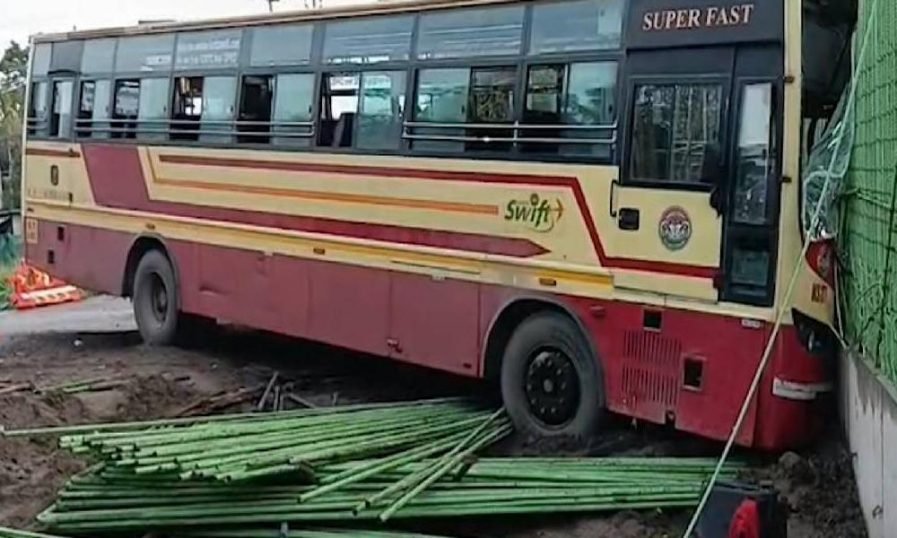 ദേശീയ പാതയില്‍ കെഎസ്ആര്‍ടിസി ബസ് ഇടിച്ച് അപകടം; 28 പേർക്ക് പരിക്ക്