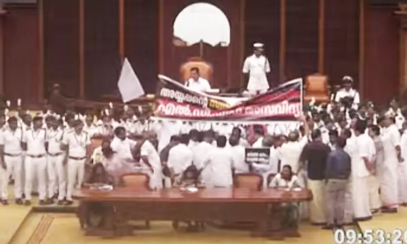 ചീഫ് മാർഷലിനെ മർദിച്ചു; മൂന്നു പ്രതിപക്ഷ എം.എൽ.എമാർക്ക് സസ്പെൻഷൻ