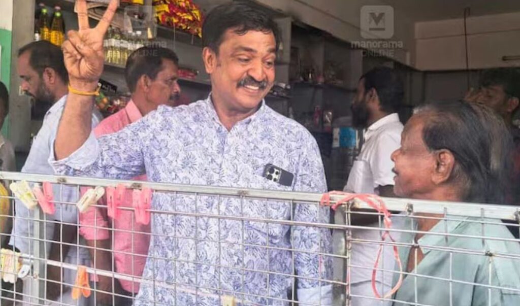ഓണം ബമ്പർ ഭാ​ഗ്യക്കുറിയുടെ ടിക്കറ്റ് വിറ്റ് പോയത് ലതീഷിന്റെ കടയിൽ നിന്ന് ; ഭാ​ഗ്യശാലി കാണാമറയത്ത്