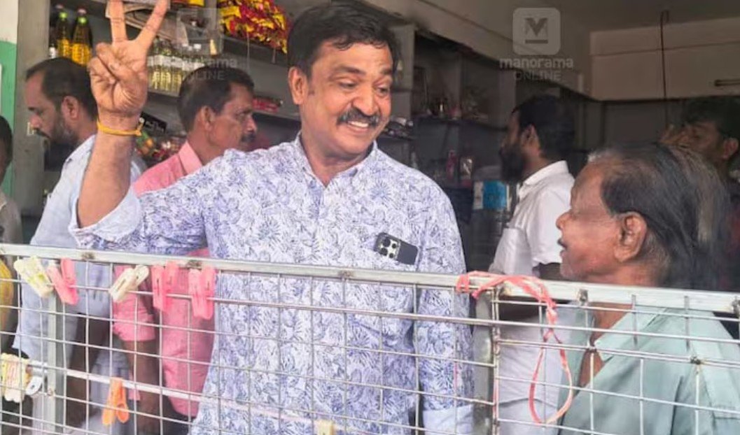 ഓണം ബമ്പർ ഭാ​ഗ്യക്കുറിയുടെ ടിക്കറ്റ് വിറ്റ് പോയത് ലതീഷിന്റെ കടയിൽ നിന്ന് ; ഭാ​ഗ്യശാലി കാണാമറയത്ത്