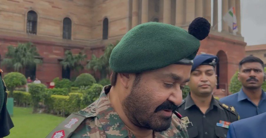 ദാദാ സാഹേബ് ഫാൽക്കേ പുരസ്‌കാരം ലഭിച്ചതിന് പിന്നാലെ കരസേനാ മേധാവിയുമായി കൂടിക്കാഴ്ച നടത്തി നടൻ മോഹൻലാൽ
