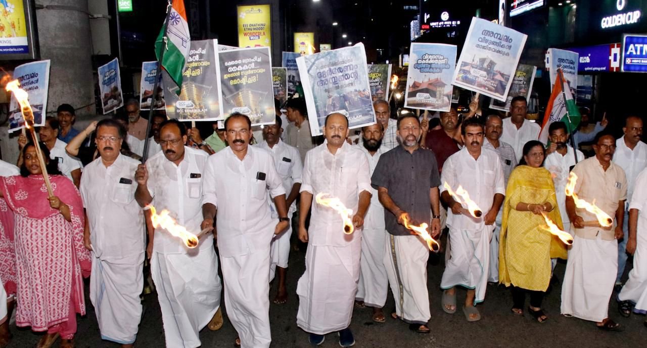 സ്വര്‍ണത്തെ ചെമ്പാക്കുന്ന ദേവസ്വം ബോര്‍ഡിന്റെരസതന്ത്രത്തിന് നോബല്‍ സമ്മാനം നല്‍കണം: മുഹമ്മദ് ഷിയാസ്