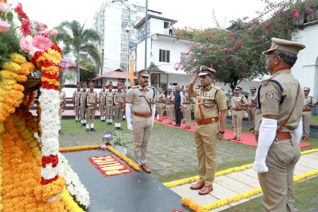 വീരചരമം പ്രാപിച്ച പോലീസുദ്യോഗസ്ഥര്‍ക്കു ആദരാഞ്ജലികള്‍ അര്‍പ്പിച്ച് പോലീസ് മേധാവി റവാഡ ആസാദ് ചന്ദ്ര ശേഖര്‍
