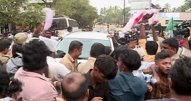 രാ​ഹു​ൽ മാ​ങ്കൂ​ട്ട​ത്തി​ലി​നെ ഡി​വൈ​എ​ഫ്ഐ പ്ര​വ​ർ​ത്ത​ക​ർ ത​ട​ഞ്ഞ​ത് ; പ്രതിഷേധം പാലക്കാട്ടെ റോഡ് ഉദ്ഘാടന ചടങ്ങിനിടെ