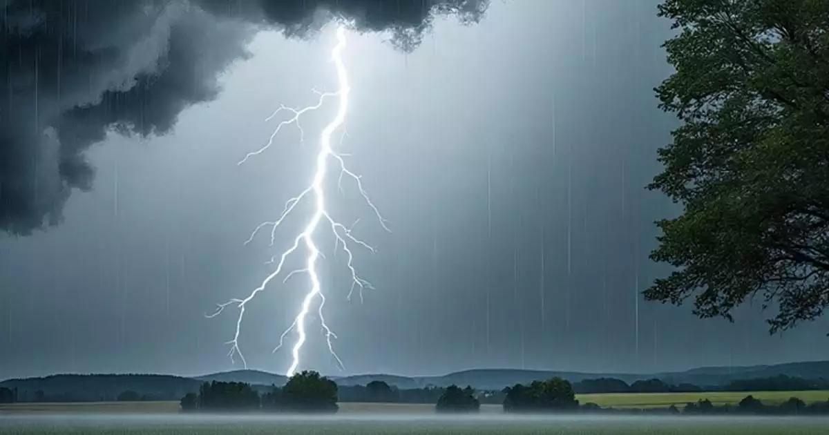 അ​തി​ശ​ക്ത​മാ​യ മ​ഴ​യ്ക്ക് സാ​ധ്യ​ത; മൂ​ന്ന് ജി​ല്ല​ക​ളി​ൽ ഓ​റ​ഞ്ച് അ​ല​ർ​ട്ട്