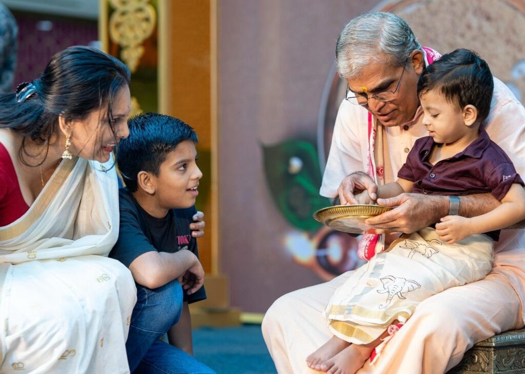 കുഞ്ഞുവിരലിൽ ഹരിശ്രീ എഴുതി അക്ഷരലോകത്തേക്ക് ; ലുലുവിൽ വിദ്യാരംഭം കുറിച്ച് കുരുന്നുകൾ
