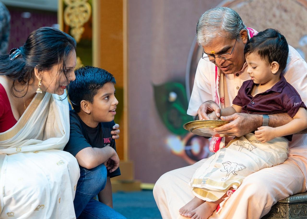 കുഞ്ഞുവിരലിൽ ഹരിശ്രീ എഴുതി അക്ഷരലോകത്തേക്ക് ; ലുലുവിൽ വിദ്യാരംഭം കുറിച്ച് കുരുന്നുകൾ