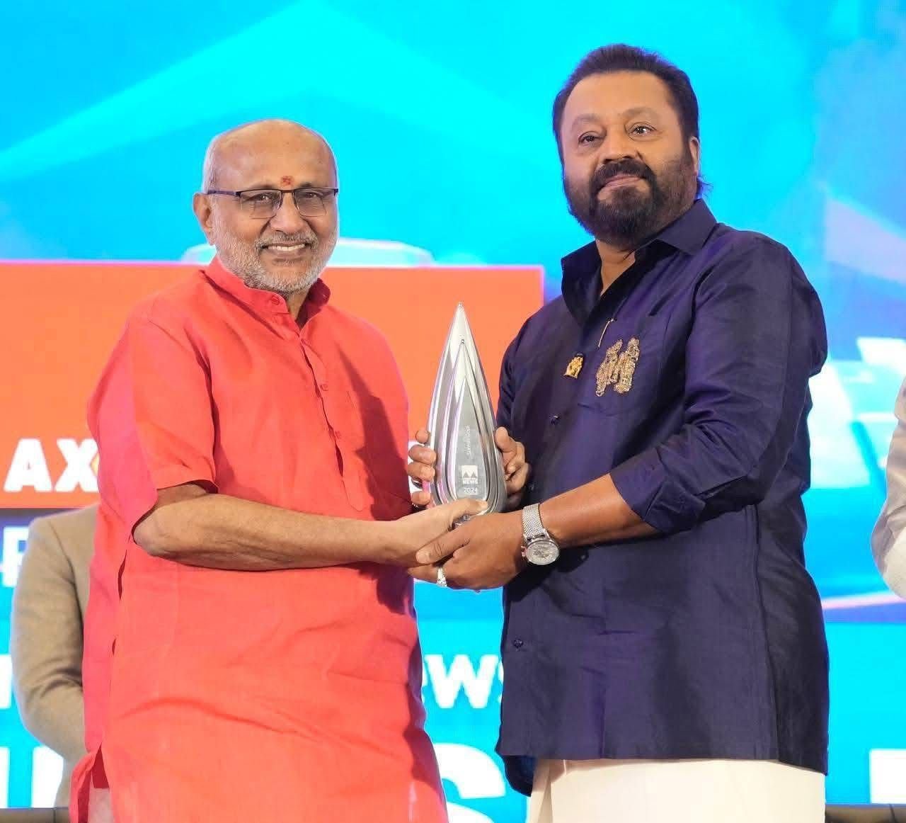 നിങ്ങൾ ഓരോരുത്തരും നൽകിയ സ്നേഹത്തിന്റെ പ്രതിഫലനം; മനോരമ ന്യൂസ് മേക്കർ പുരസ്കാരം ഏറ്റുവാങ്ങി കുറിപ്പുമായി സുരേഷ് ​ഗോപി