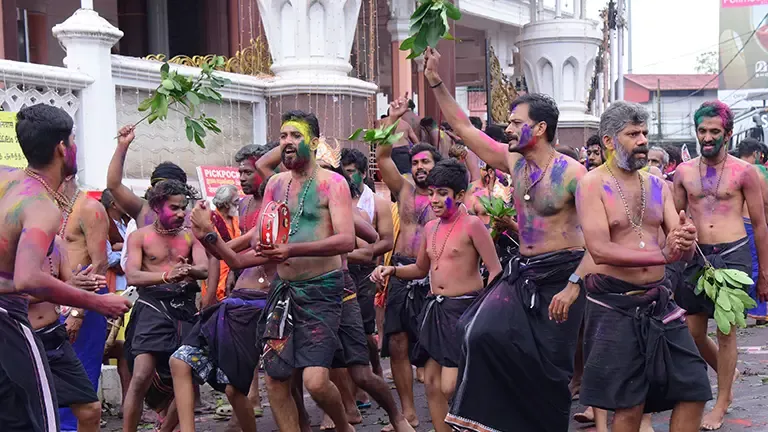 ശബരിമലയില്‍ പ്ലാസ്റ്റിക് ഷാമ്പൂ സാഷേകള്‍ക്ക്‌ ഹൈക്കോടതിയുടെ വിലക്ക്; രാസ കുങ്കുമവും തടയും
