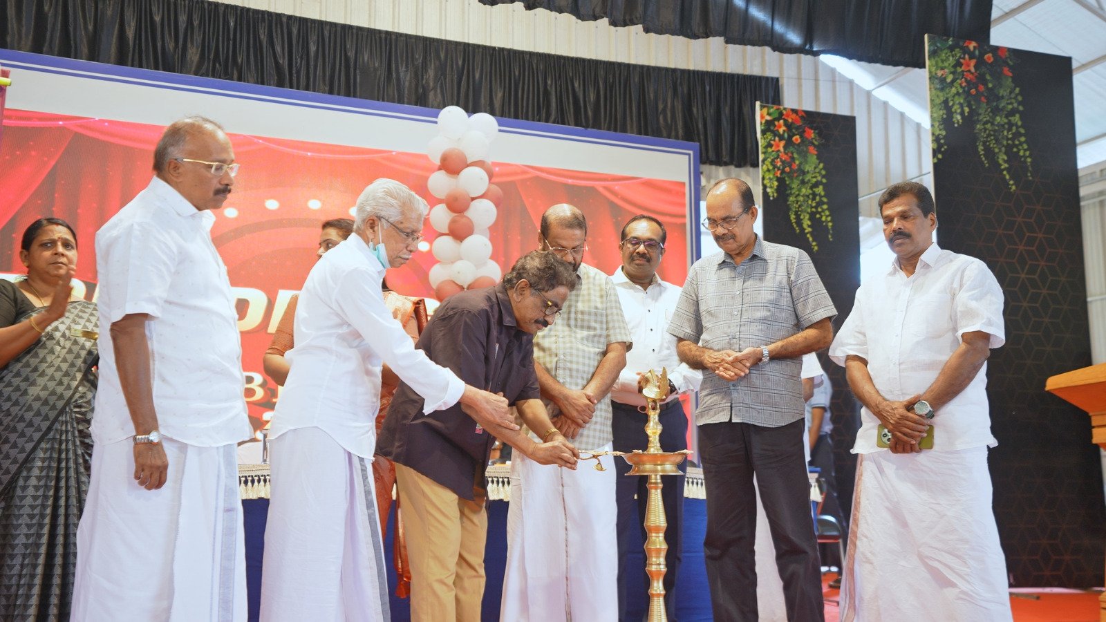 എം.എ യൂസഫലിക്ക് വേറിട്ട പിറന്നാൾ സമ്മാനമൊരുക്കി വിദ്യാർത്ഥി കൂട്ടായ്മ; ജീവകാരുണ്യത്തിന്റെ വഴിയെ സ്വന്തം സ്കൂളിലെ കുട്ടികളും