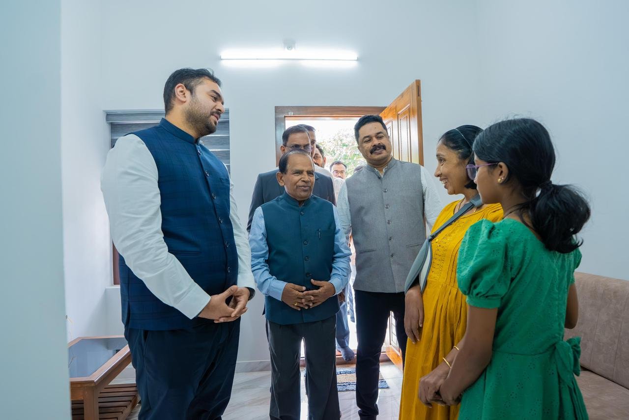 ജയ്സമ്മയ്ക്ക് തണലൊരുക്കി യൂസഫലി; ആ വാക്ക് പാലിച്ചു, വീടിന്റെ താക്കോൽ കൈമാറി