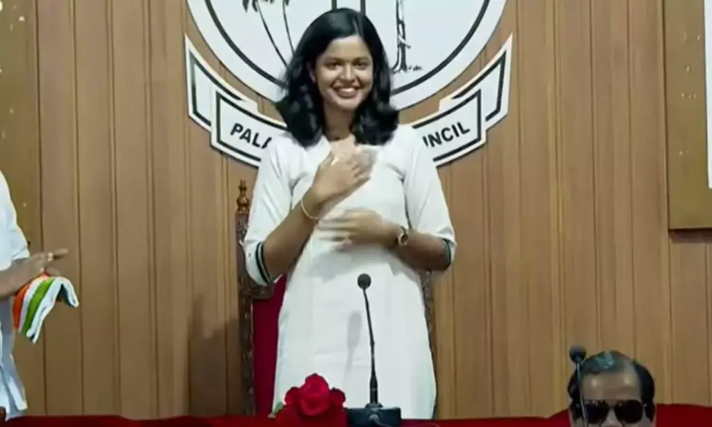 പാലായെ ഇനി ദിയ നയിക്കും; നഗരസഭാധ്യക്ഷയായി ചുമതലയേറ്റ് 21കാരി