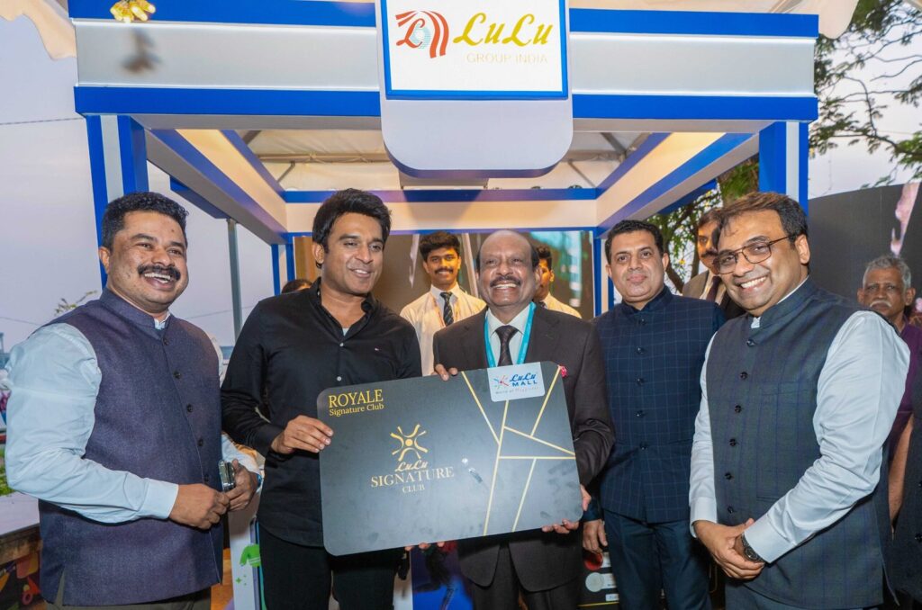 ലുലു സി​ഗ്നേച്ചർ ക്ലബിന്റെ പുതിയ മെമ്പർഷിപ്പ് പ്ലാൻ പുറത്തിറക്കി; എം.എ യൂസഫലിയിൽ നിന്ന് മെമ്പർഷിപ്പ് ഏറ്റുവാങ്ങി സംഗീതജ്ഞൻ സ്റ്റീഫൻ ദേവസ്സി