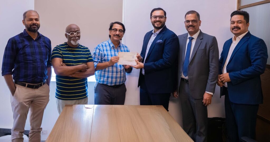 കൊച്ചി മുസിരീസ് ബിനാലെയ്ക്കുള്ള പിന്തുണ ആവർത്തിച്ച് എം.എ യൂസഫലി; ഒരു കോടി രൂപയുടെ ചെക്ക് കൈമാറി
