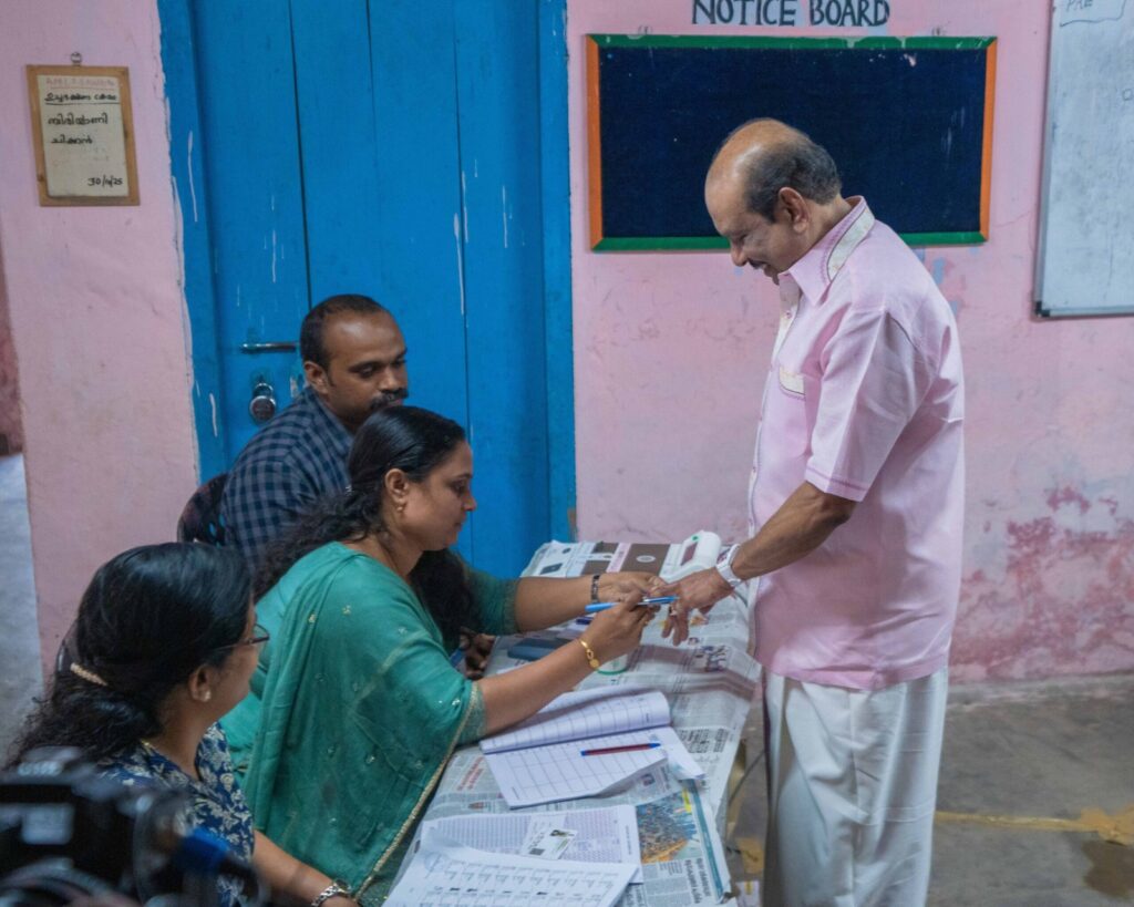 വോട്ട് രേഖപ്പെടുത്താൻ ബാങ്കോക്കിൽ നിന്ന് ജന്മനാട്ടിൽ പറന്നെത്തി എം.എ യൂസഫലി; ലോകത്തിലെ ഏറ്റവും വലിയ ജനാധിപത്യ പ്രക്രിയക്ക് യൂസഫലിയുടെ ആശംസയും