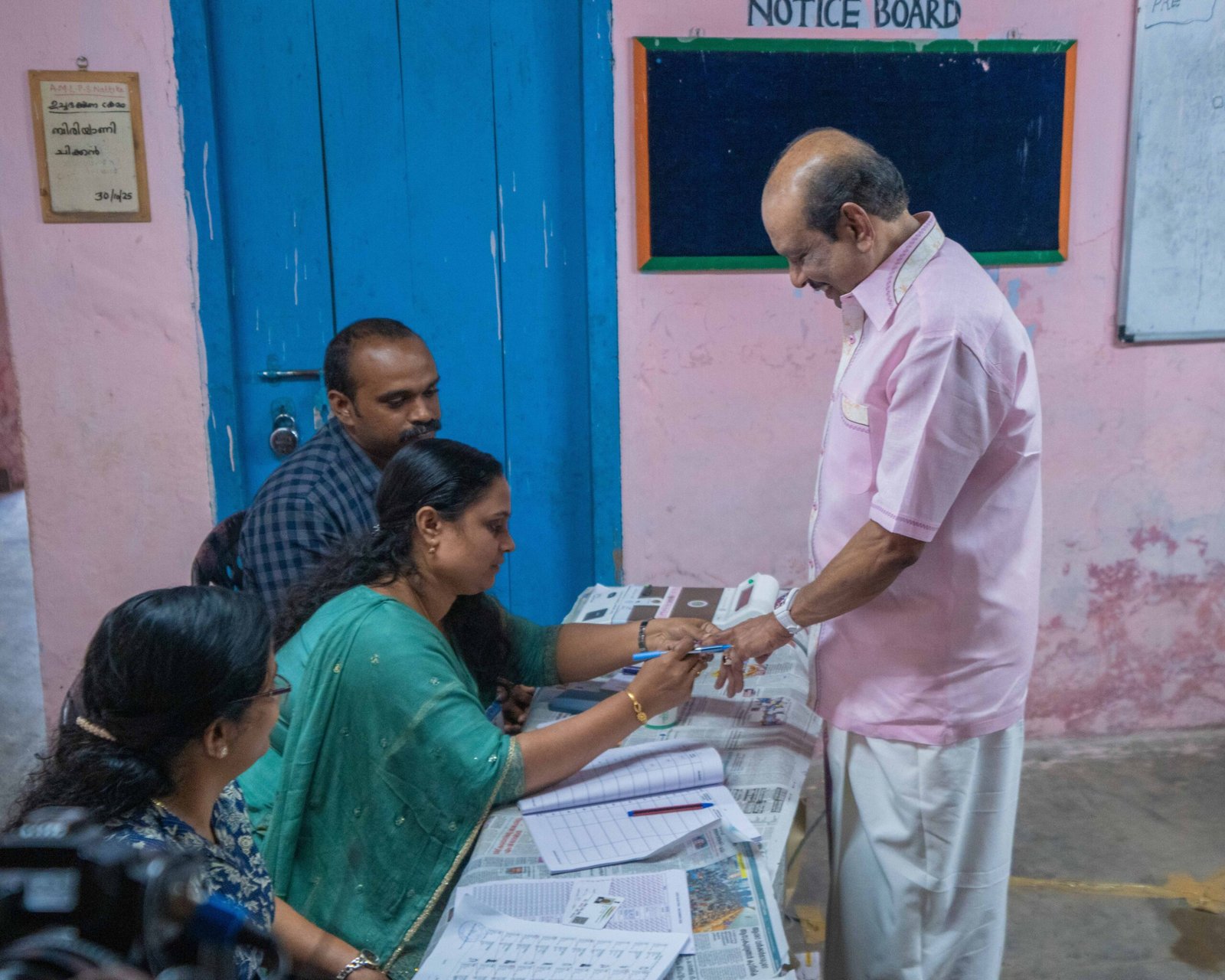 വോട്ട് രേഖപ്പെടുത്താൻ ബാങ്കോക്കിൽ നിന്ന് ജന്മനാട്ടിൽ പറന്നെത്തി എം.എ യൂസഫലി; ലോകത്തിലെ ഏറ്റവും വലിയ ജനാധിപത്യ പ്രക്രിയക്ക് യൂസഫലിയുടെ ആശംസയും