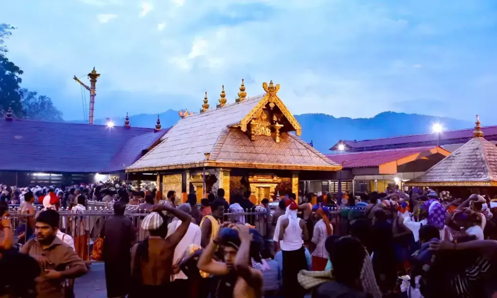 ശബരിമലയിൽ അയ്യപ്പന് തങ്ക അങ്കി ചാർത്തി;  മണ്ഡലപൂജ ഇന്ന്