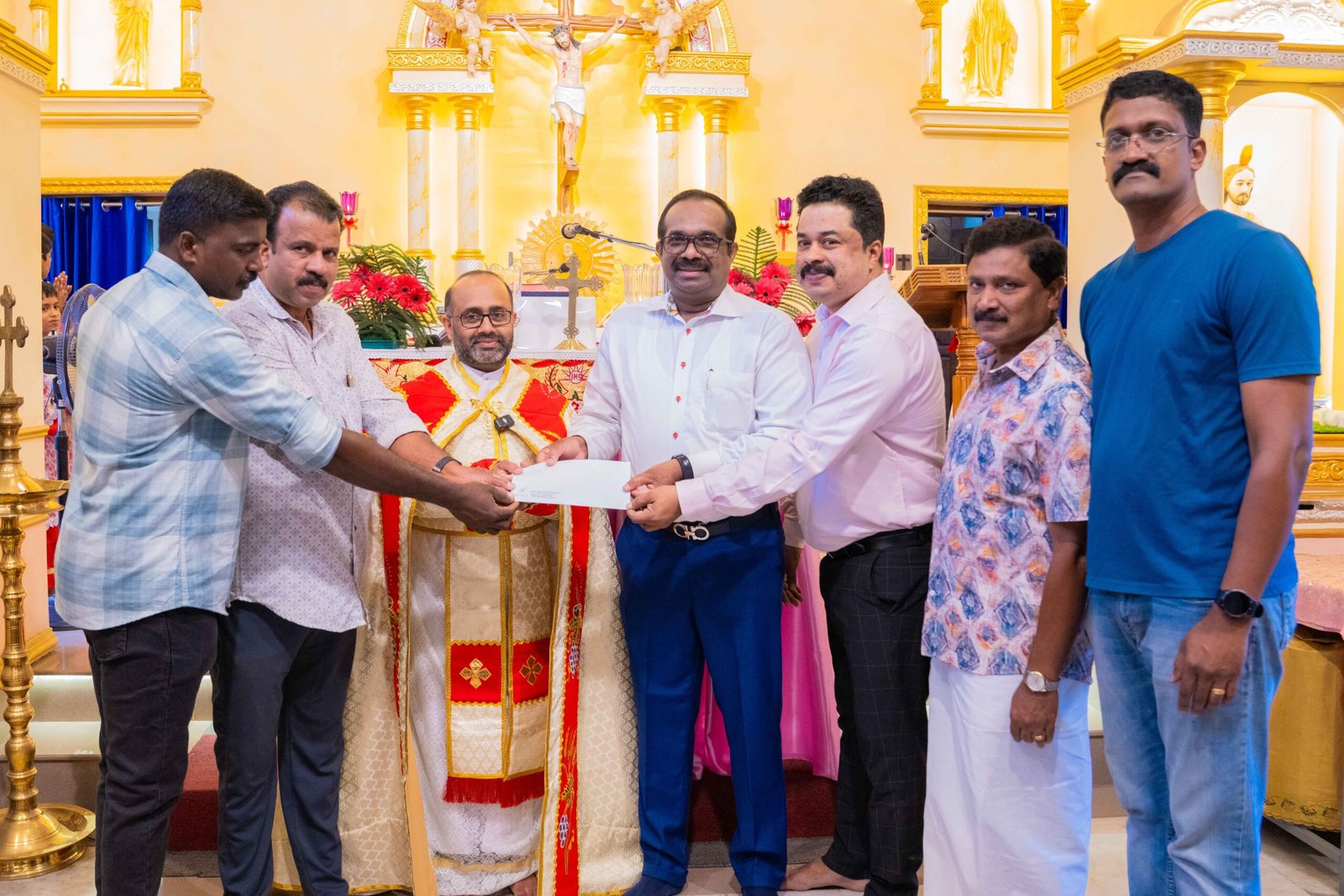 ഞങ്ങളുടെ പ്രാർത്ഥനയിൽ എന്നും യൂസഫലി സാറുണ്ടാകും; സെന്റ് ജൂഡ് ദേവാലയത്തിന് അഞ്ച് ലക്ഷത്തിന്റെ സഹായം കൈമാറി എം.എ യൂസഫലി
