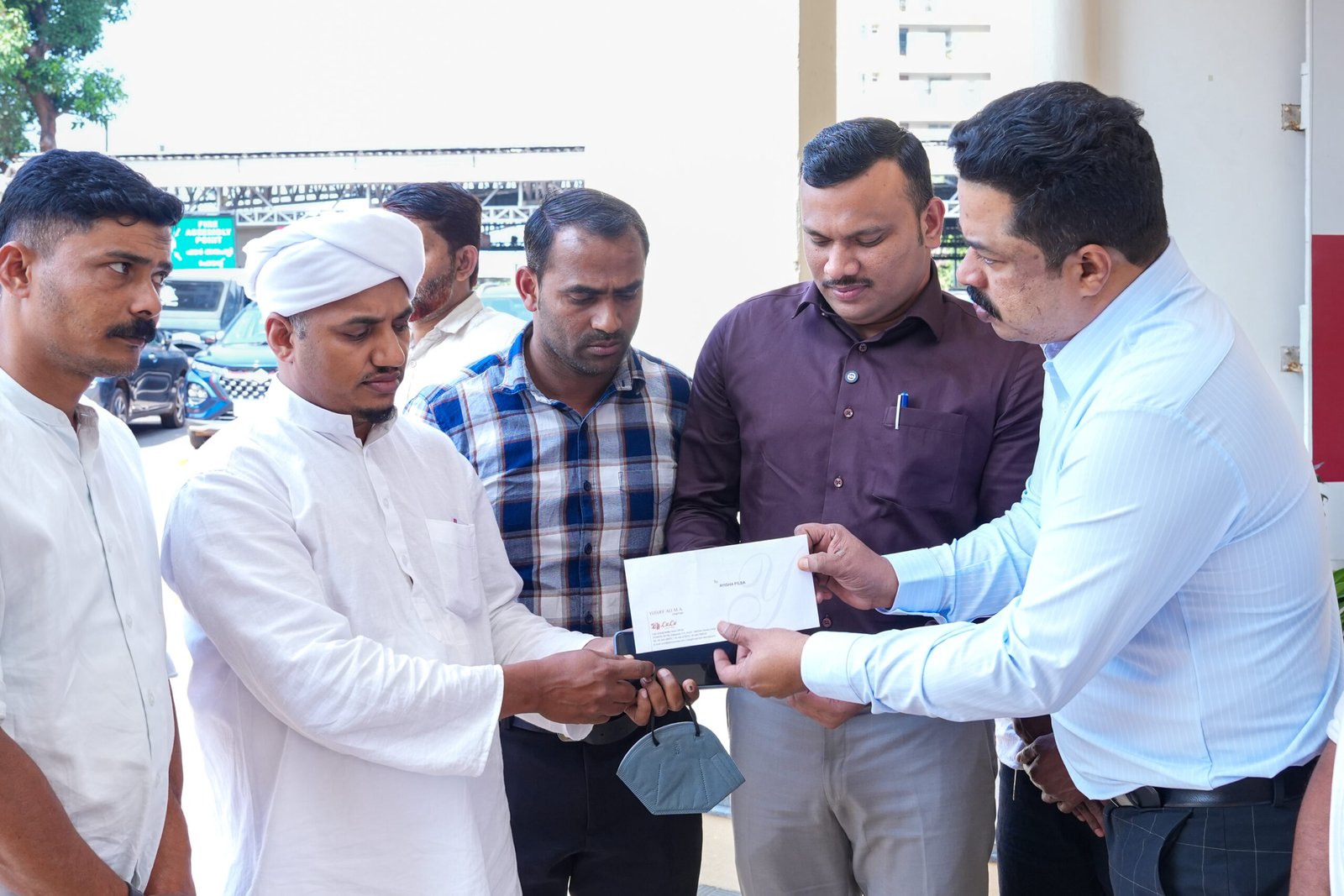 അർബുദരോ​ഗ ബാധിതയായ രണ്ടരവയസുകാരിക്ക് സഹായത്തിന്റെ കരങ്ങളുമായി എം.എ യൂസഫലി ; ആയിഷ ഫിൽസയുടെ ചികിത്സയ്ക്കായി പത്ത് ലക്ഷത്തിന്റെ ചെക്ക് കൈമാറി