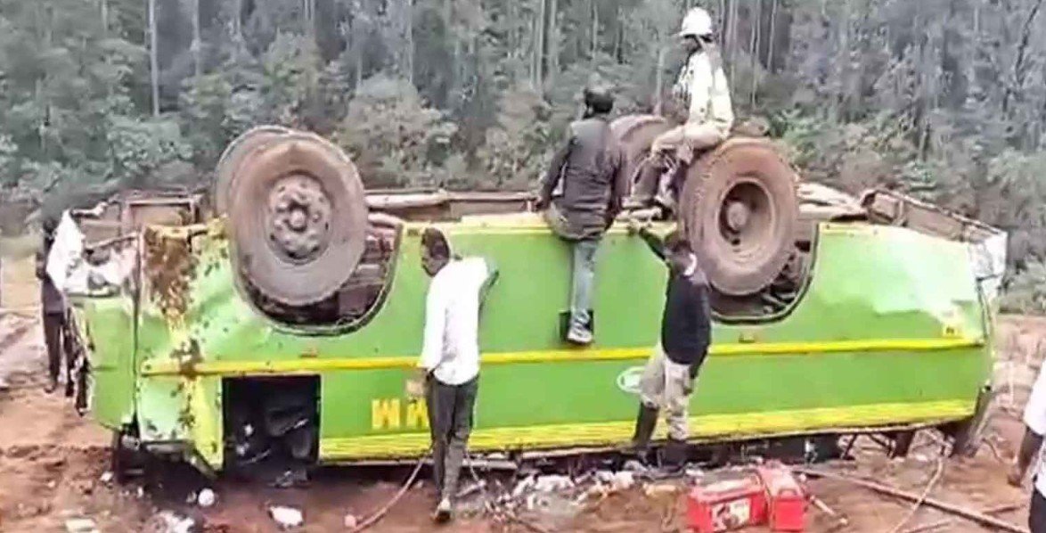 ഊ​ട്ടി​യി​ൽ സ്വ​കാ​ര്യ ബ​സ് താ​ഴ്ച​യി​ലേ​ക്ക് മ​റി​ഞ്ഞു; യാ​ത്ര​ക്കാ​ർ​ക്ക് പ​രി​ക്ക്
