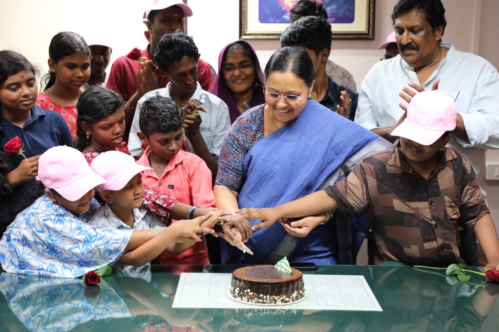 വിമാന യാത്രയുടെ സന്തോഷം മന്ത്രിയുമായി പങ്കുവച്ച് കുട്ടികള്‍; കുട്ടികളെ നിയമസഭയില്‍ സ്വീകരിച്ച് മന്ത്രി വീണാ ജോര്‍ജ്