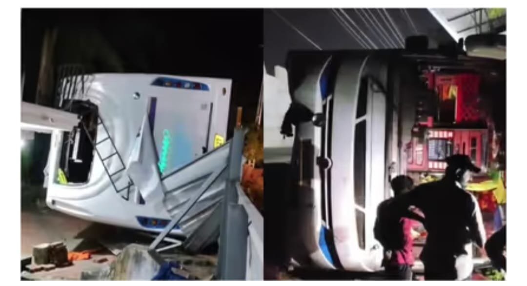 ടൂറിസ്റ്റ് ബസ് മറിഞ്ഞു; 17വിദ്യാർത്ഥികൾക്ക് പരിക്ക്, ഒരാളുടെ നില ​ഗുരുതരം