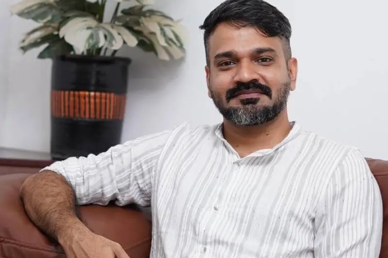 മകരവിളക്ക് ദർശന സമയത്ത് അനുമതിയില്ലാതെ സന്നിധാനത്ത് ഷൂട്ടിങ്ങ്; സംവിധായകൻ അനുരാ​ഗ് മനോ​ഹറിനെതിരെ കേസ്