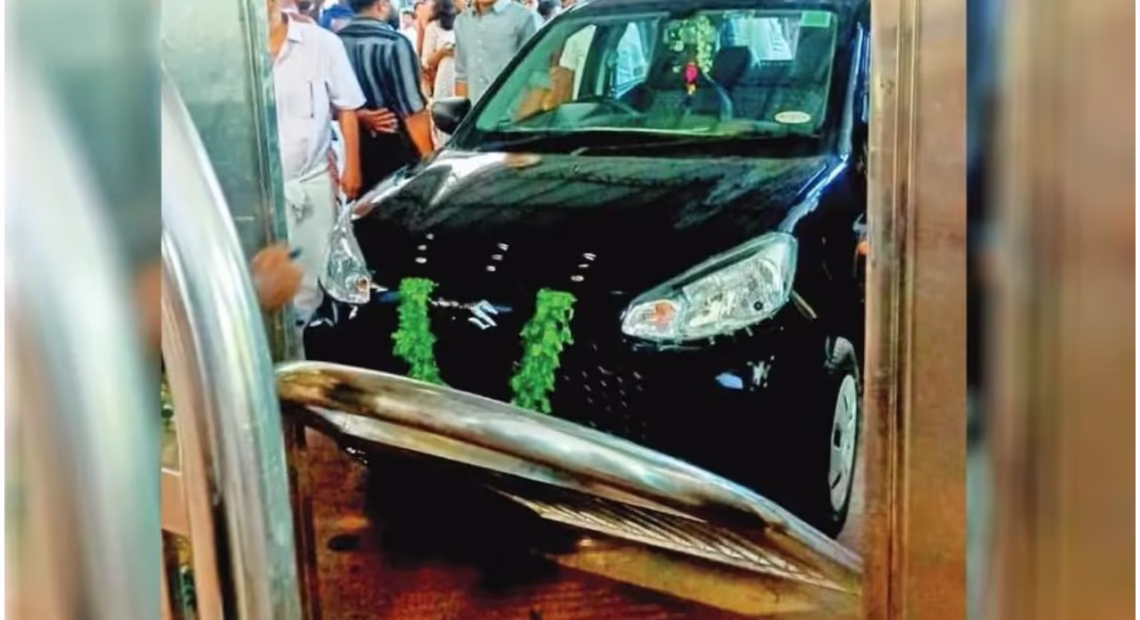 ഗുരുവായൂരിൽ വാഹനപൂജയ്ക്കിടെ കാർ നിയന്ത്രണം വിട്ട് നടപ്പുരയുടെ ഗേറ്റ് തകർത്തു