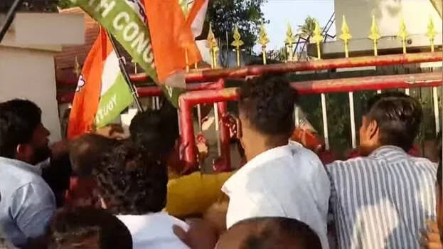 ആരോഗ്യമന്ത്രിയുടെ വസതിയിൽ യൂത്ത് കോൺഗ്രസിന്റെ മിന്നൽ പ്രതിഷേധം; റീത്തുവച്ചും കരിങ്കൊടി വീശിയും പ്രവർത്തകർ