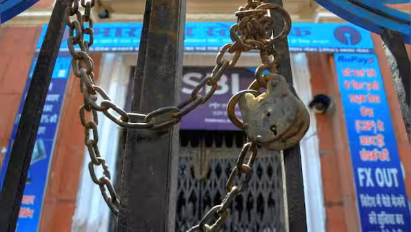 ദേശീയ പണിമുടക്ക് സംസ്ഥാനത്ത് പൂർണം; കടമ്പോളങ്ങൾ സ്തംഭിച്ചു; പലയിടത്തും വാഹനങ്ങൾ തടഞ്ഞു