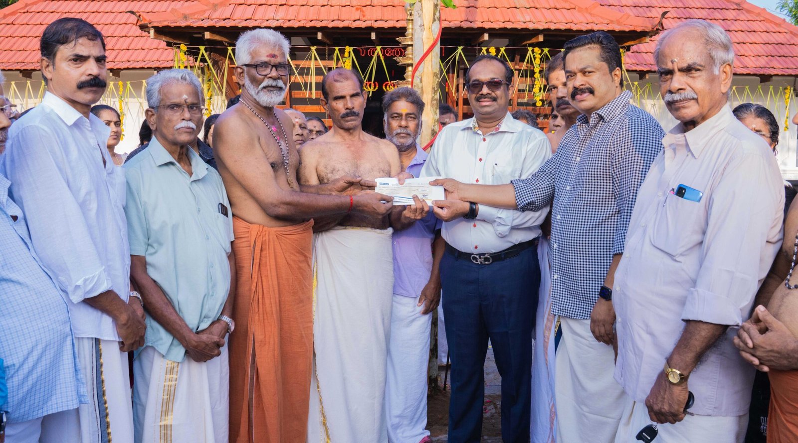 കൊടിയേറ്റ് ദിനത്തിൽ ആരിക്കിരി ഭഗവതിക്കായി എം.എ യൂസഫലിയുടെ സംഭാവന; ഉത്സവ നടത്തിപ്പിനായി അഞ്ച് ലക്ഷത്തിന്റെ ചെക്ക് കൈമാറി