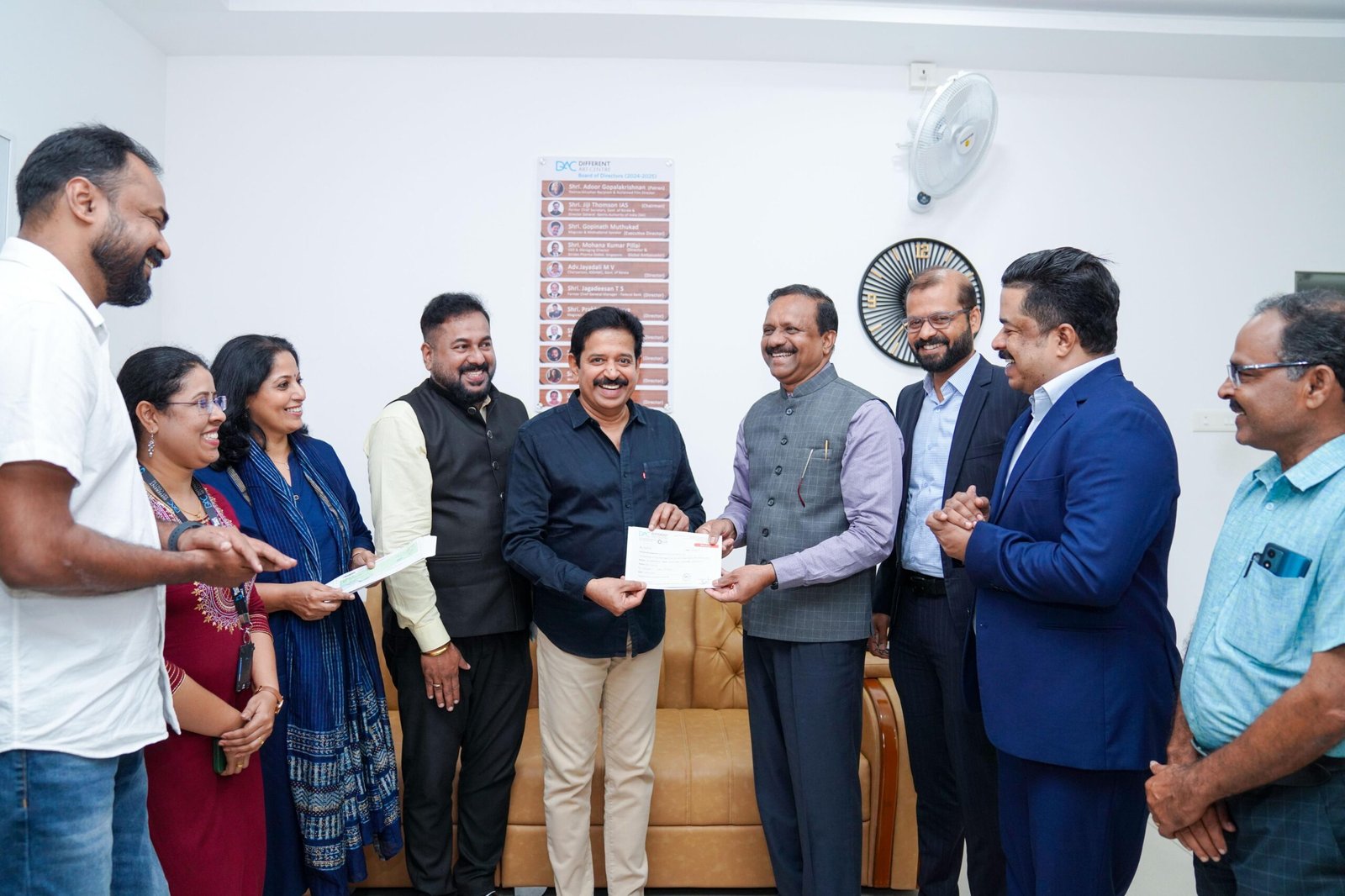 പതിവ് മുടക്കാതെ എം.എ. യൂസഫലി; ഡിഫറന്റ് ആർട്ട് സെന്ററിന് വീണ്ടും ഒരു കോടി രൂപ