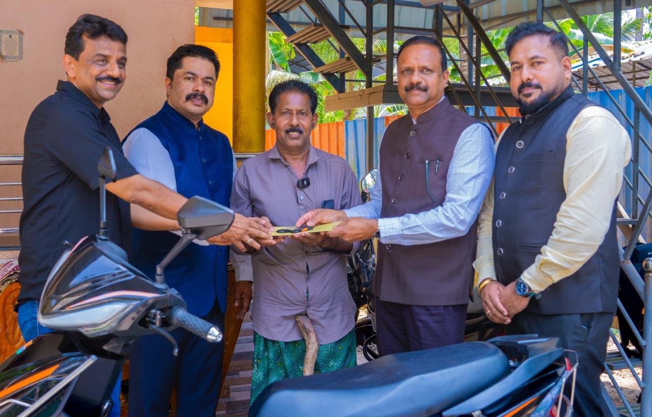 പുണ്യ പെരുന്നാൾ ദിനത്തിൽ ചന്ദ്രശേഖരപിള്ളയുടെ കണ്ണീരൊപ്പി യൂസഫലി; ഇനി ഇലക്ട്രിക്ക് സ്കൂട്ടറിൽ ലോട്ടറി വിൽക്കാം