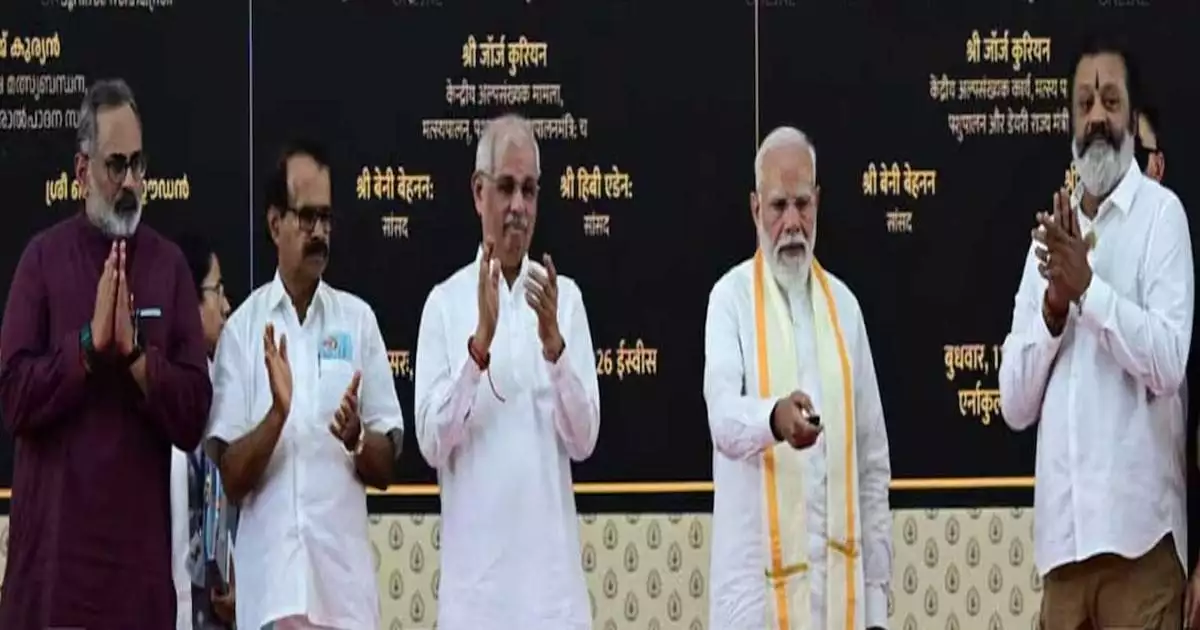 കൊച്ചിയെ അഭിവാദ്യം ചെയ്ത് മോദി; നഗരത്തെ ഇളക്കി മറിച്ച് റോഡ് ഷോ