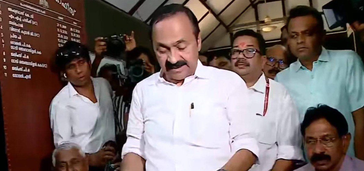 പത്രിക സമര്‍പ്പിച്ച് വി.ഡി സതീശന്‍; കെട്ടിവയ്ക്കാനുള്ള തുക നൽകിയത് പ്ലാച്ചിമട സമരസമിതി