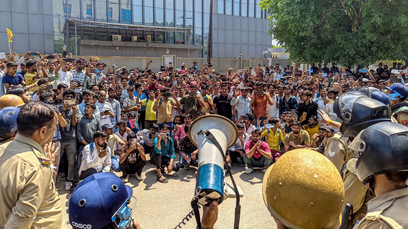 നോയിഡയിൽ തൊഴിലാളി പ്രക്ഷോഭം; പിന്നിൽ പാക് ചരട് വലിയെന്ന് പോലീസ്