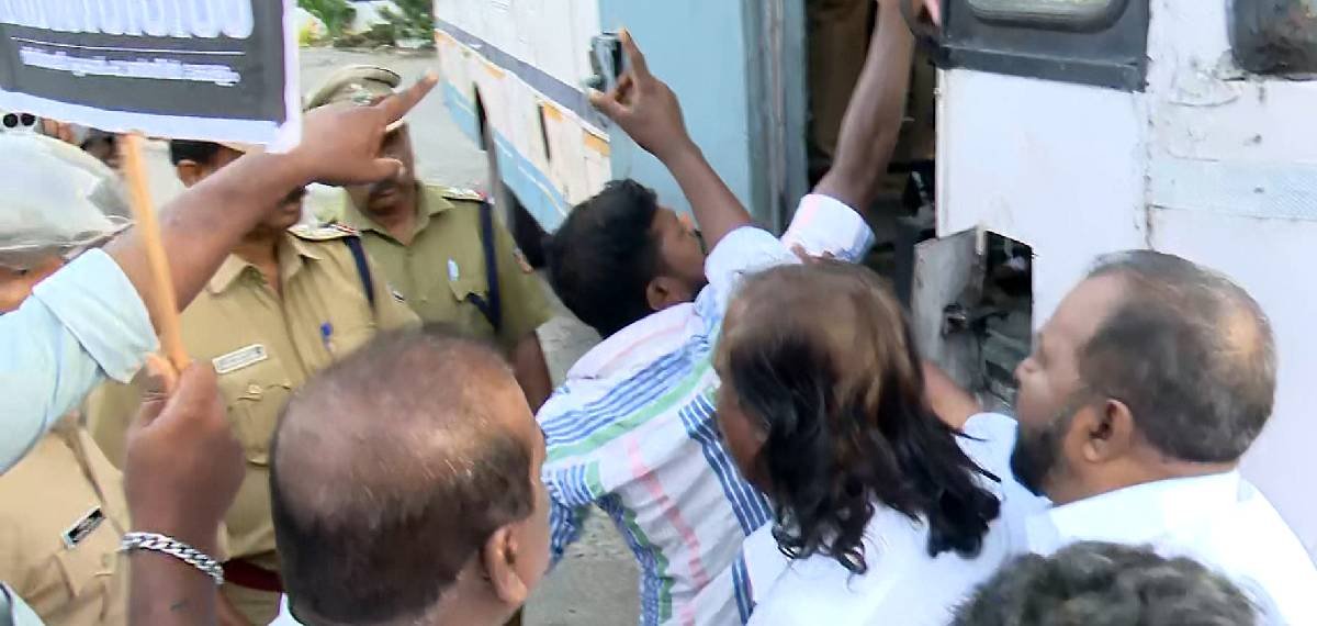 തമ്പാനൂരില്‍ ബസുകള്‍ തടഞ്ഞ് ഹർത്താൽ അനുകൂലികൾ; നിതിന്‍ രാജിന്റെ മരണത്തിൽ പ്രതിഷേധം ശക്തമാക്കി ദളിത് സംഘടകളും