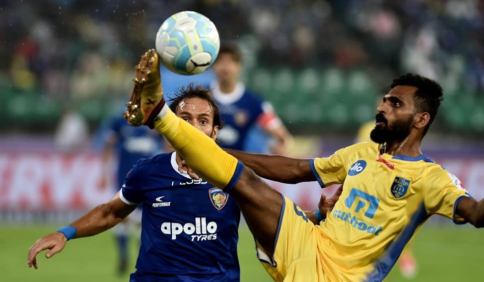 കാണികളുണ്ടാവേണ്ടത് സാമൂഹ്യ മാധ്യമങ്ങളിലല്ല ഗാലറിയിലാണ്….. ജയിക്കുമ്പോൾ കൂടെ നിൽക്കാൻ അനേകം പേരുണ്ടാകും മോശം സമയത്തും കൂടെ നിൽക്കുമ്പോഴാണ് യഥാർത്ഥ കേരള ബ്ലാസ്റ്റേഴ്‌സ് ഫാൻസ്‌; കുറിപ്പുമായി സി.കെ വിനീത്