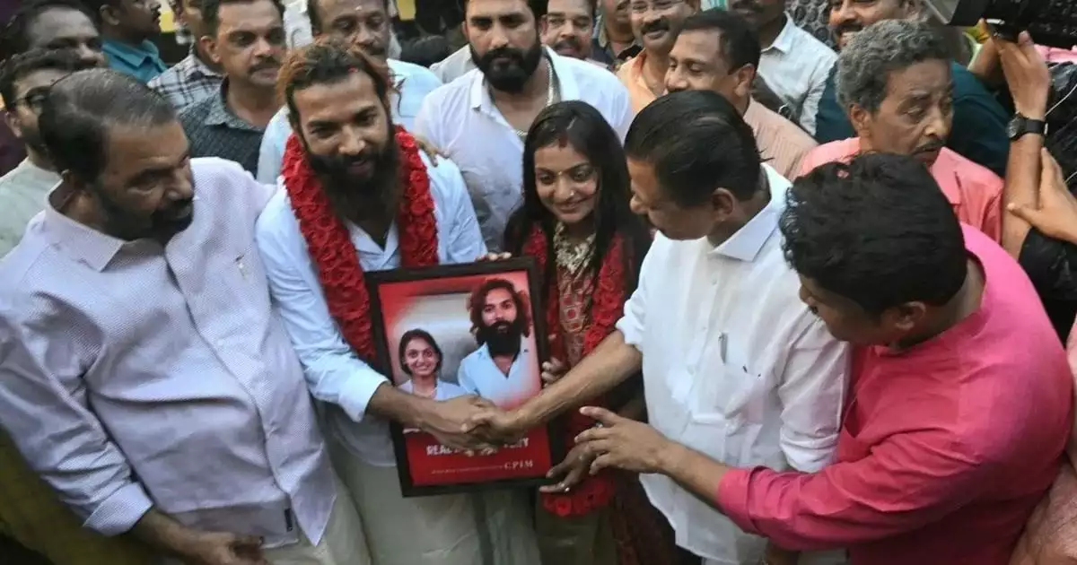 വൈറൽ ​ഗേളിന്റേത് മൈനർ കല്യാണം; മൊണാലിസയുടെവിവാഹത്തിൽ ഭർത്താവിനെതിരെ കേസ്