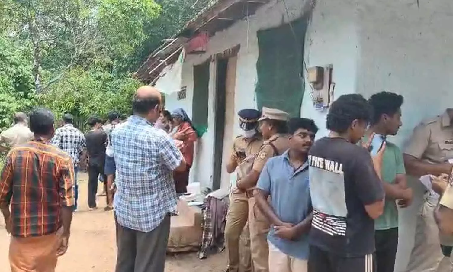 നെടുങ്കണ്ടത്ത് വീട്ടുവളപ്പിൽ നിന്ന് രണ്ട് മൃതദേഹങ്ങൾ കണ്ടെടുത്തു; കാണാതായ അമ്മയുടേയും മകന്റേതുമെന്ന് നി​ഗമനം