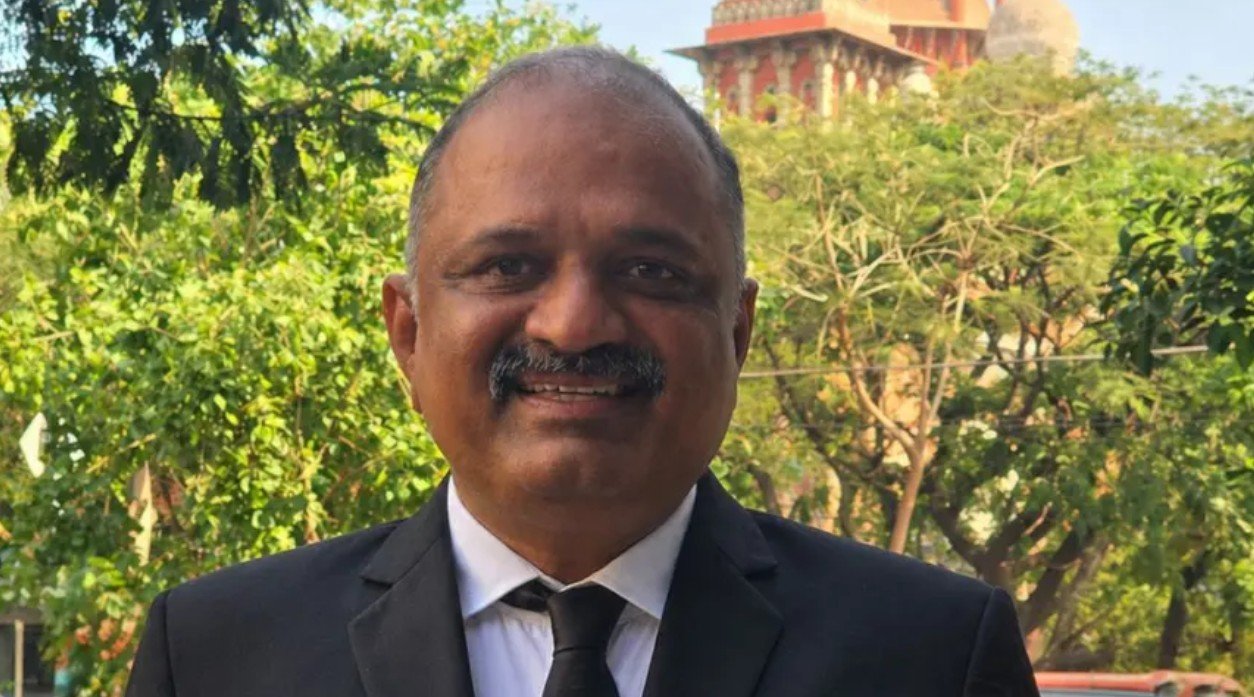 നിയമപോരാട്ടത്തിലൂടെ തിരികെ ലഭിച്ച ജീവിതം ഇനി നീതിദേവതയ്ക്കായി; വക്കീൽ കുപ്പാഴമണിഞ്ഞ് പേരറിവാളൻ
