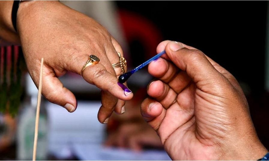 കേരളം പോളിങ് ബൂത്തില്‍: ആദ്യ മൂന്ന് മണിക്കൂറില്‍50 ശതമാനം പോളിങ്