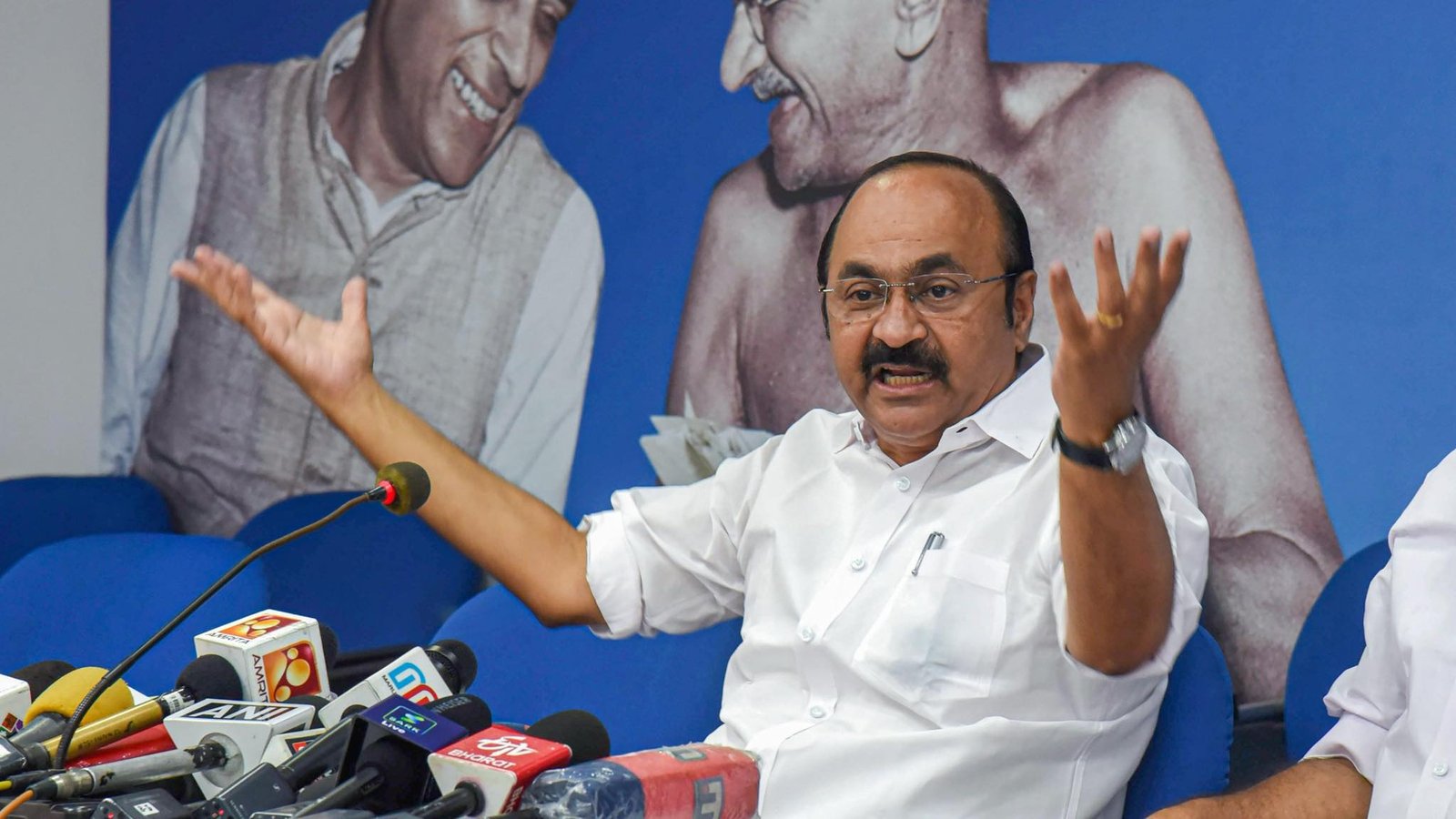 വി.ഡി.സതീശൻ പടിപ്പുരകൾ തകർക്കുമ്പോൾ; ഉണ്ണി കെ.വാര്യർ എഴുതുന്നു