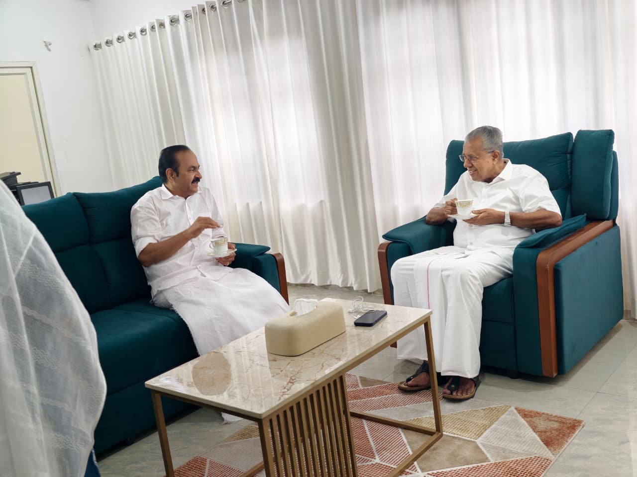കസേര മാറും മുൻപ് അവർ നേരിൽ കണ്ടു; പിണറായി വിജയനെ സന്ദർശിച്ച് നിയുക്ത മുഖ്യമന്ത്രി വി.ഡി സതീശൻ