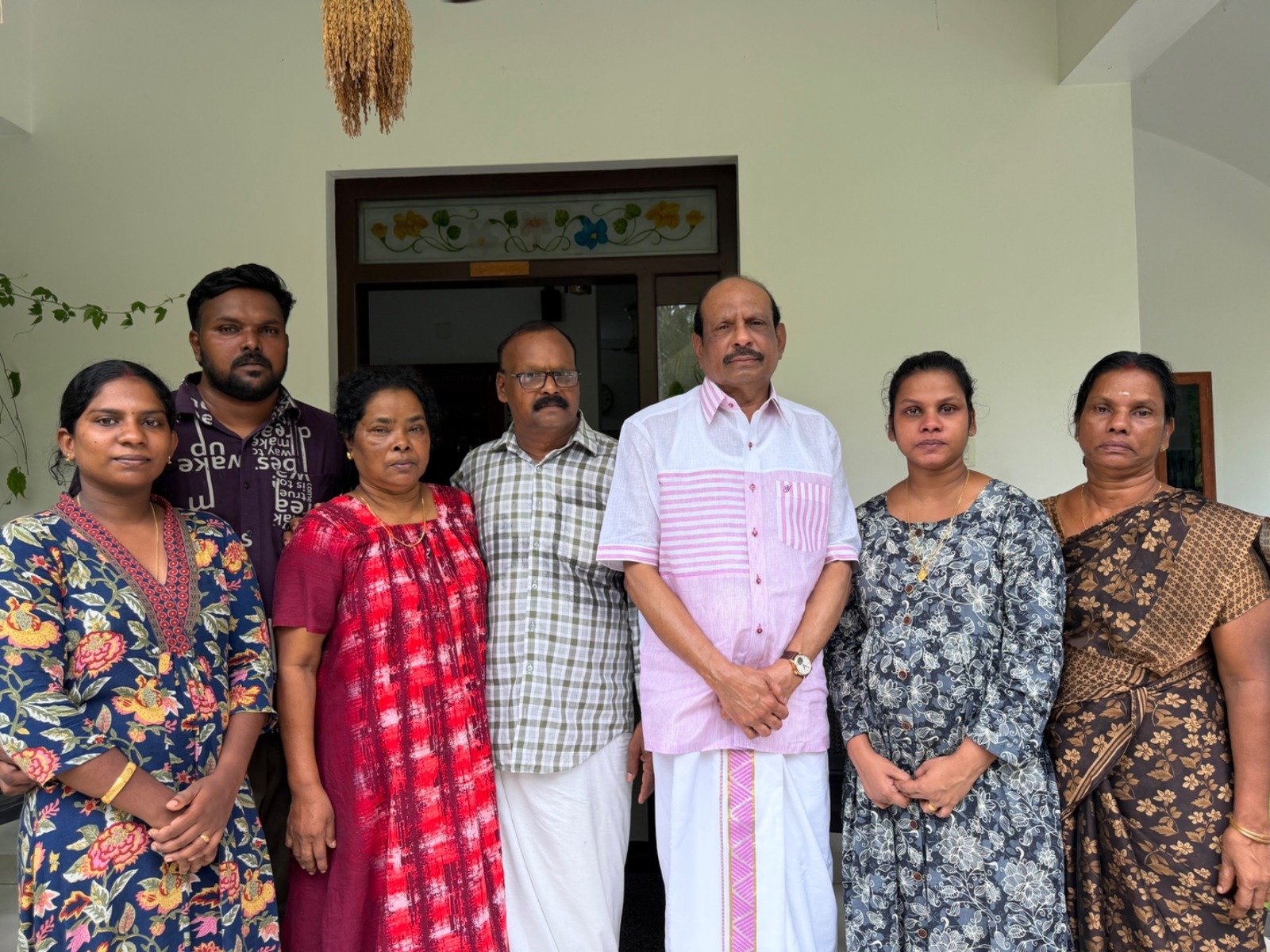 അന്തരിച്ച പ്രിയ  ജീവനക്കാരന്റെ മാതാപിതാക്കളേയും കുടുംബത്തേയും ആശ്വസിപ്പിച്ച്എം.എ യൂസഫലി