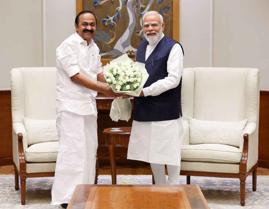 ​മുഖ്യ​മ​ന്ത്രി വി.ഡി സതീശൻ പ്ര​ധാ​ന​മ​ന്ത്രി​യു​മാ​യി കൂടിക്കാഴ്ച നടത്തി;പൂച്ചെണ്ട് നൽകി സ്വീകരിച്ച് മോദി