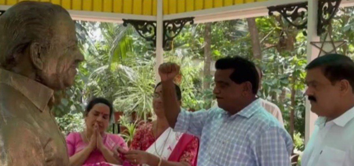 ടി.​കെ. ഗോ​വി​ന്ദ​ൻ കൊ​ടി​യേ​രി ബാ​ല​കൃ​ഷ്ണ​ന്‍റെ വീ​ട്ടി​ലെ​ത്തി; കുടുംബവുമായി കൂടിക്കാഴ്ച നടത്തി