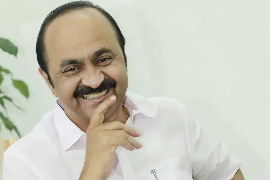 വടശ്ശേരി ദാമോദരമേനോൻ സതീശൻ എന്ന ഞാൻ…’; ദൈവനാമത്തിൽ സത്യവാചകം ചൊല്ലി അധികാരമേറ്റ് മുഖ്യമന്ത്രി